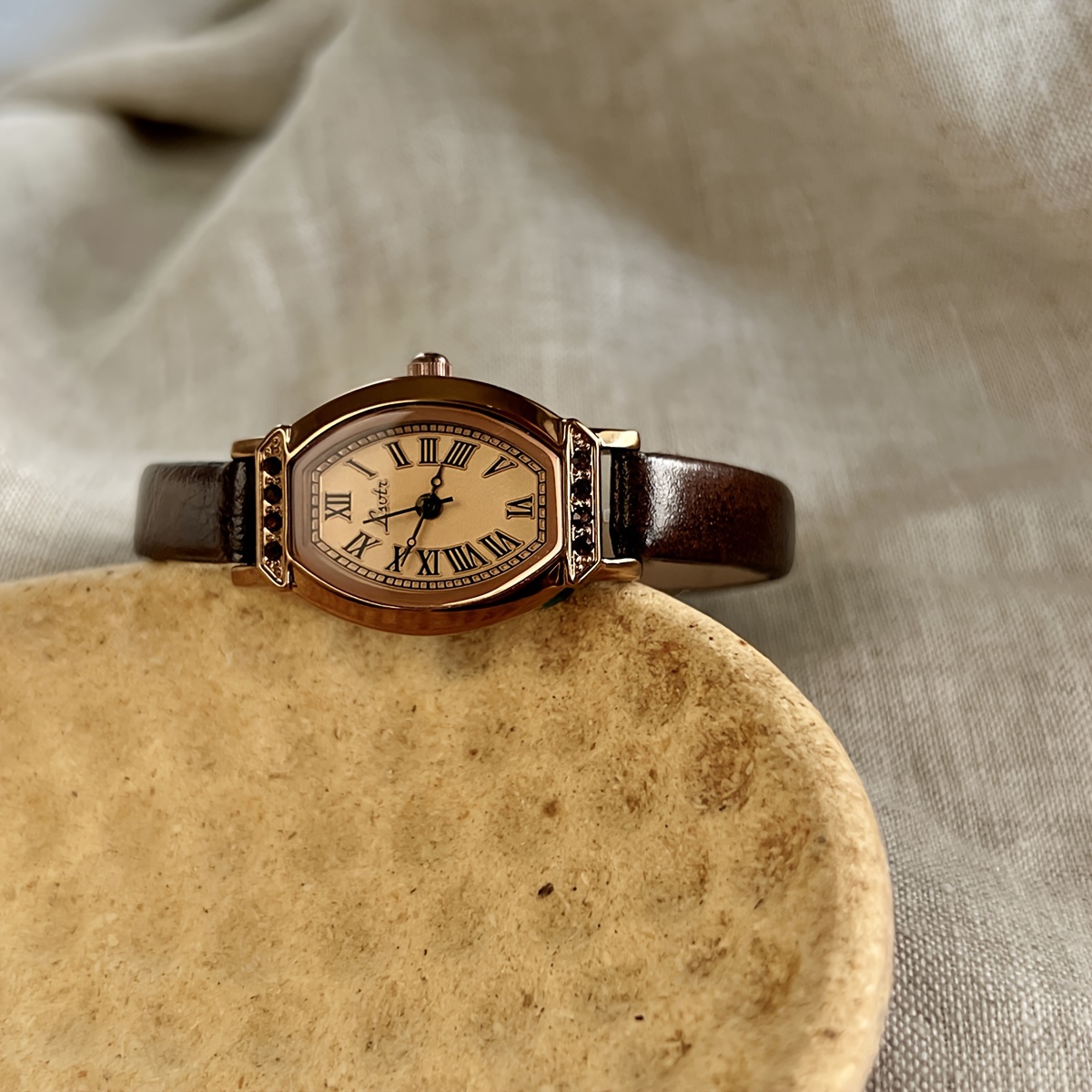 Vintage Quartz Watch PU Leather Strap Rhinestone Hands Subdial Suitable For Daily Wear Dinner Ladies And Men