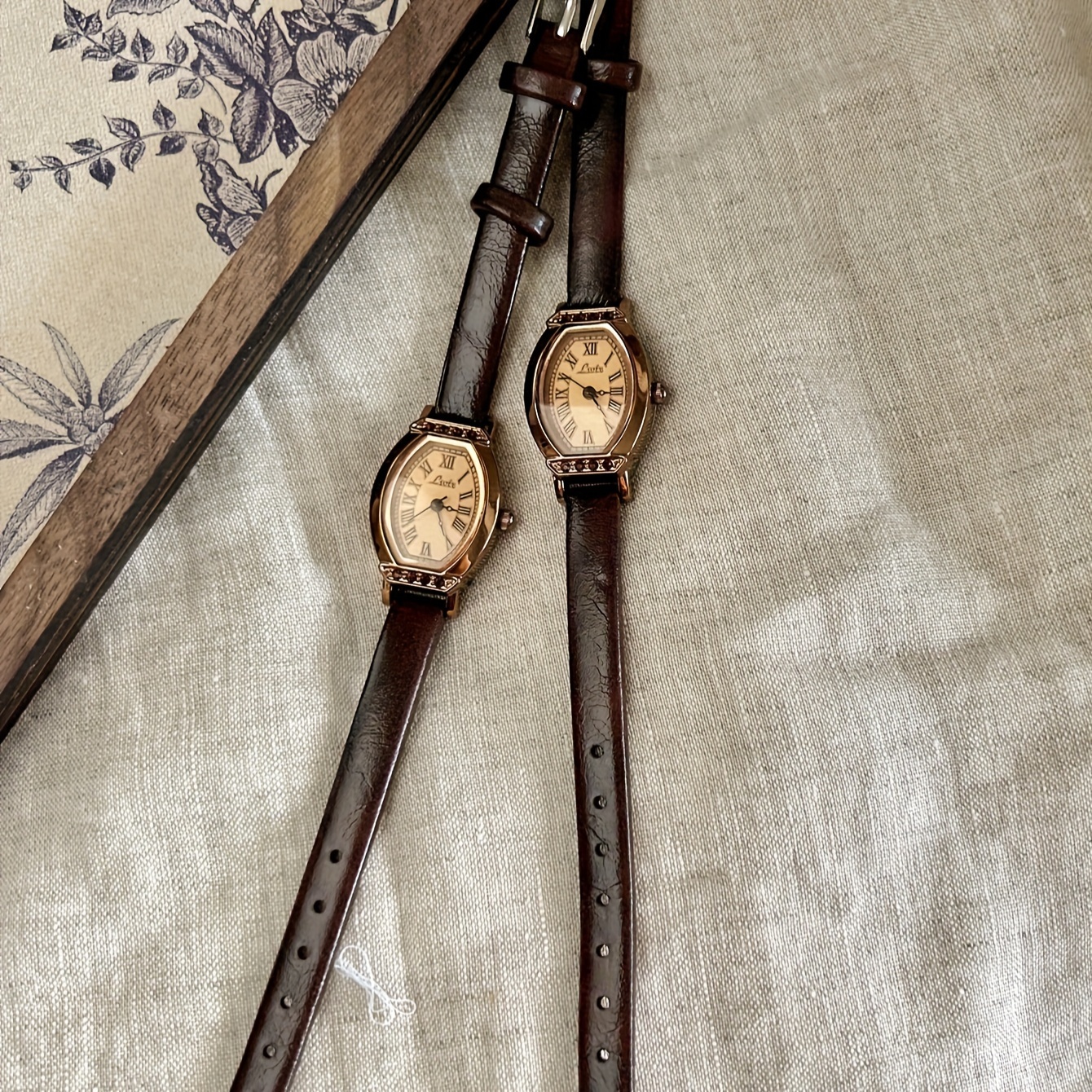 Vintage Quartz Watch PU Leather Strap Rhinestone Hands Subdial Suitable For Daily Wear Dinner Ladies And Men